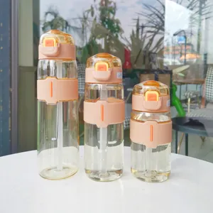Nahaufnahme von drei minimalistischen Sport-Stroh-Wasserflaschen in verschiedenen Größen