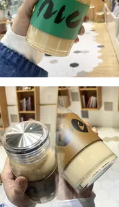 Tragbare Glasflasche mit isolierter Manschette und Metalldeckel in Nahaufnahme