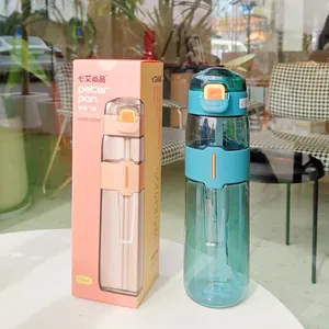 720-ml-Sportflasche in Blaugrün mit passender rosa Verpackung für den Außenbereich