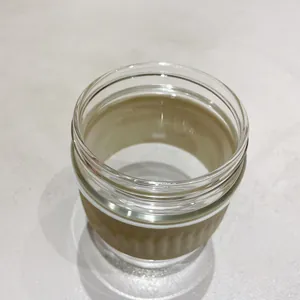 Détail de vue de dessus d'une tasse à café en verre avec un manchon en silicone beige