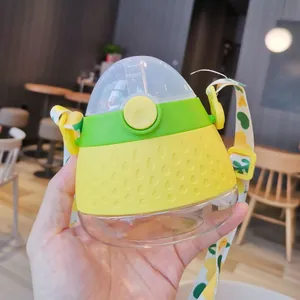 Primer plano de una linda botella de agua para niños con pajita y correa ajustable.