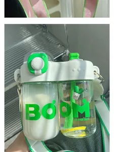 Gros plan d'une bouteille d'eau à double compartiment avec sangle verte
