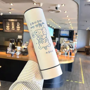 Weiße 304 Edelstahl-Thermoskanne mit süßem Bärenmotiv in einer gemütlichen Café-Umgebung