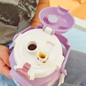 Vue détaillée du couvercle de thermos violet avec paille et trou de boisson.