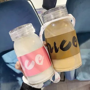 Minimalistische hitzebeständige Glaswasserflasche mit einer isolierten Schutzhülle