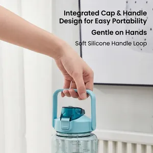 Transparente Sport-Trinkflasche mit blauem Griff, 2000ml Skala und Silikon-Trageschlaufe.