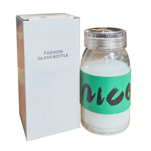 Minimalistische hitzebeständige Glaswasserflasche mit grüner Hülle und Verpackungsschachtel.