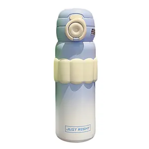 Bouteille isotherme en acier inoxydable à dégradé bleu avec son manchon en silicone
