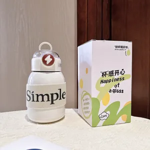 Bouteille d'eau isotherme blanche en acier inoxydable avec sa boîte d'emballage décorée