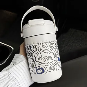Primo piano di una borraccia bianca in acciaio inox con custodia creativa a graffiti