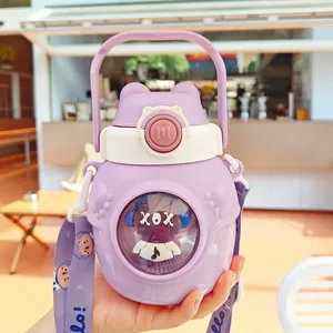 Gros plan de l'ours en peluche mignon dans une gourde isotherme violette