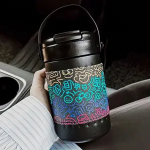 Dettaglio di una borraccia termica nera con custodia graffiti colorata e manico pratico.
