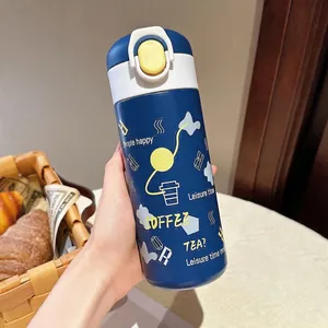Borraccia termica blu in acciaio inox con grafica cartoon e tappo a scatto per bevande.