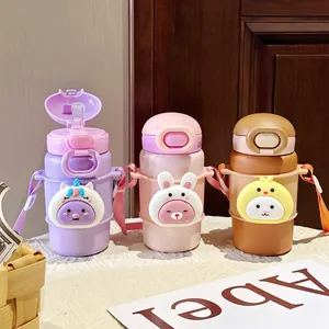 Vue détaillée de trois gourdes isothermes mignonnes pour enfants avec bandoulières réglables
