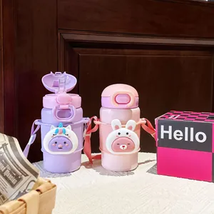 Détail de deux gourdes isothermes mignonnes en inox pour enfants avec bandoulière