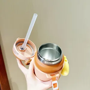 Gros plan d'une gourde isotherme en acier inoxydable pour enfants avec une paille