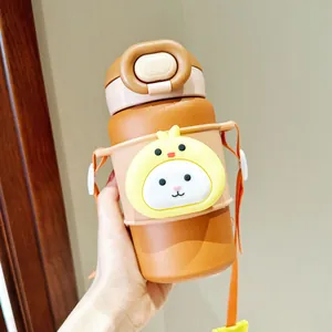 Gros plan d'un thermos marron pour enfants avec étui lapin de dessin animé et sangle