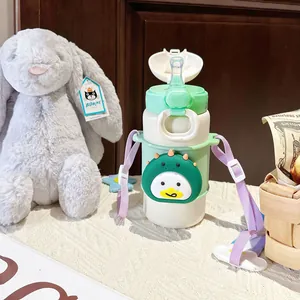 Gros plan d'une gourde pour enfants en acier inoxydable avec motif de dinosaure et sangle