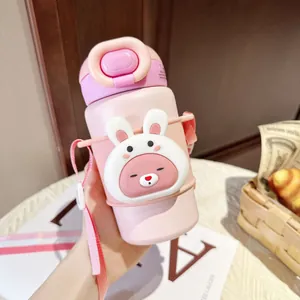 Détail du thermos rose pour enfants avec motif lapin 3D et bandoulière réglable