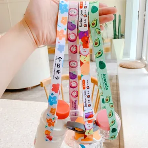 Gros plan de cordons de tasse réglables colorés avec motifs de fruits et fleurs