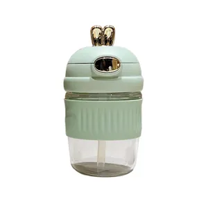 Bouteille d'eau en verre vert menthe avec couvercle oreilles de lapin et gaine silicone