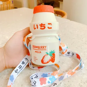 Gros plan sur une bouteille de lait à la fraise avec une sangle colorée à fleurs