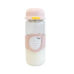 Minimalist glass water bottle with pink lid and heat-insulating leather-like sleeve