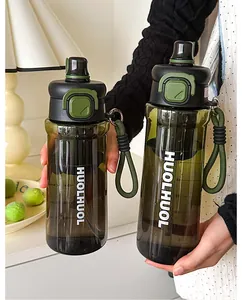 Detailansicht von zwei grün-schwarzen Sport-Wasserflaschen mit HUOLHUOL-Logo und Riemen