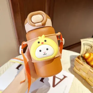 Gros plan d'une jolie gourde marron pour enfants avec une sangle orange réglable