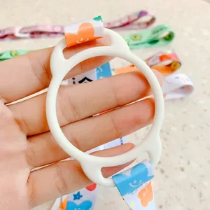 Vue détaillée d'un anneau en silicone blanc pour sangle de gourde à motifs