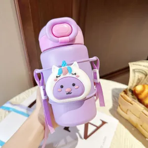 Détail en gros plan de la gourde isotherme violette pour enfants avec licorne et sangle.
