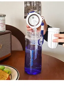 Detail des Deckels einer Sport-Wasserflasche mit Strohhalm und Teesieb