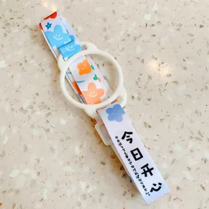 Détail du motif floral mignon et de l'anneau en silicone sur la sangle de bouteille