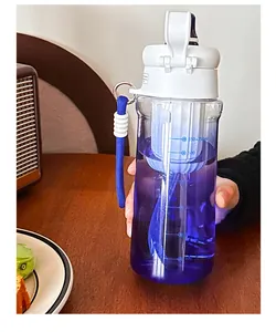 Nahaufnahme einer lila Kunststoff-Trinkflasche mit aufgedruckter Skala und Trageband