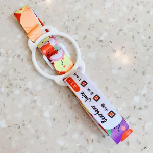 Détail d'une bandoulière de gourde colorée avec un anneau en silicone blanc.