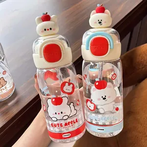 Nahaufnahme von zwei niedlichen Tritan-Wasserflaschen mit Puppendeckeln in der Hand