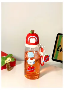 Gros plan d'une gourde créative en tritan sur le thème de la pomme avec paille pour école