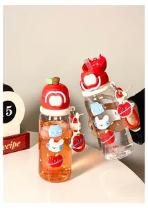 Vue détaillée de la jolie gourde en Tritan en forme de pomme avec des motifs et un paille