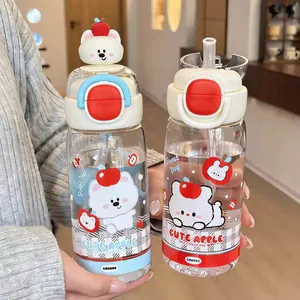 Detailansicht süßer Tritan-Wasserflaschen mit Bärenfiguren und Trinkhalmdeckeln für Schüler