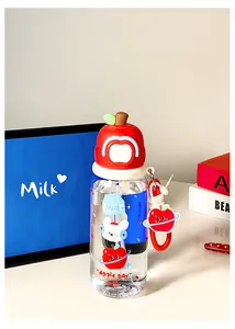 Bouteille d'eau créative en Tritan sur le thème des pommes avec paille dans un décor ludique