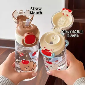 Detail einer süßen Bären-Wasserflasche mit Strohhalm- und Trinköffnung