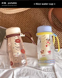 Zwei süße Plastikwasserflaschen mit praktischen Tragekordeln und niedlichen Katzenmotiven