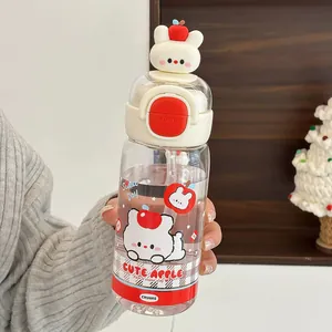 Nahaufnahme einer süßen Tritan-Wasserflasche mit Bärenpuppen-Deckel und praktischem Strohhalm.
