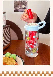 Nahaufnahme des roten Tee-Einsatzes dieser hitzebeständigen Glas-Wasserflasche für Damen