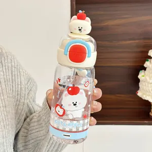 Detailansicht einer süßen Tritan-Wasserflasche mit einem 3D-Bär- und Apfel-Design