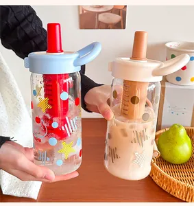 Detailansicht farbenfroher hitzebeständiger Glasflaschen mit integriertem Teesieb.