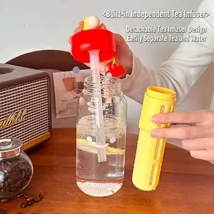 Niedliche Glaswasserflasche mit Smiley, gelbem Tee-Einsatz und einem roten Deckel