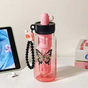Ästhetische rosa Glaswasserflasche mit Schmetterlingsprint und schwarzem Perlenband