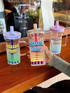 Trois gobelets en verre résistants à la chaleur avec paille et poignée colorés