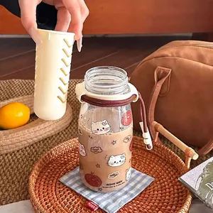 Niedliche Kunststoff-Wasserflasche mit Cartoon-Muster und Tee-Einsatz